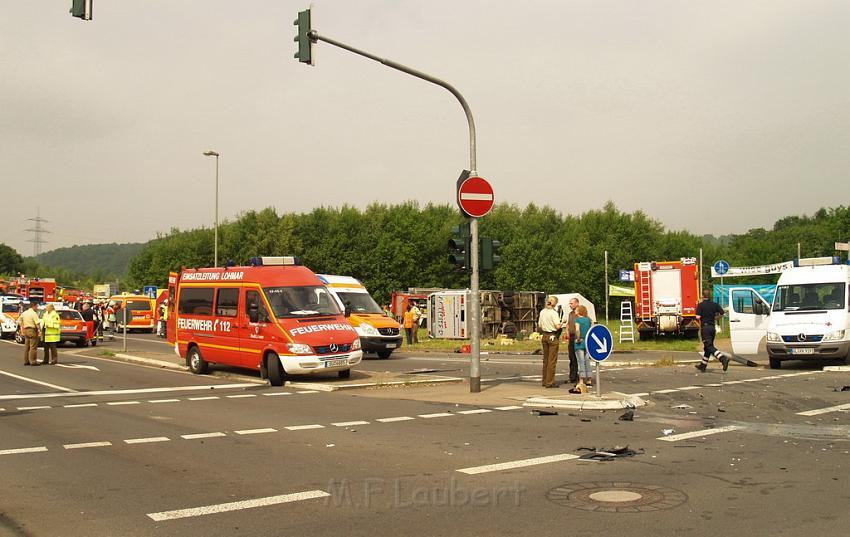 Schwerer Unfall mit Reisebus Lohmar Donrather Dreieck P323.JPG